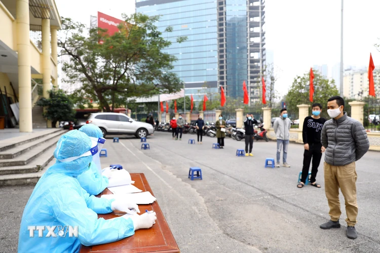  Người dân tập trung lấy mẫu xét nghiệm tại khu vực nhà văn hóa phường Yên Hòa (Cầu Giấy). (Ảnh: Huy Hùng/TTXVN)
