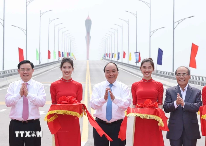 Thủ tướng Nguyễn Xuân Phúc và các đại biểu thực nghiện nghi thức cắt băng thông xe cầu Cửa Hội bắc qua Sông Lam. (Ảnh: Thống Nhất/TTXVN)