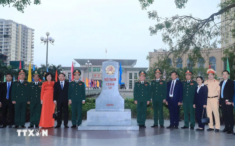 Bộ trưởng Quốc phòng Phan Văn Giang và các đại biểu tại cột mốc 1369 của Việt Nam. (Ảnh: Trọng Đức/TTXVN)