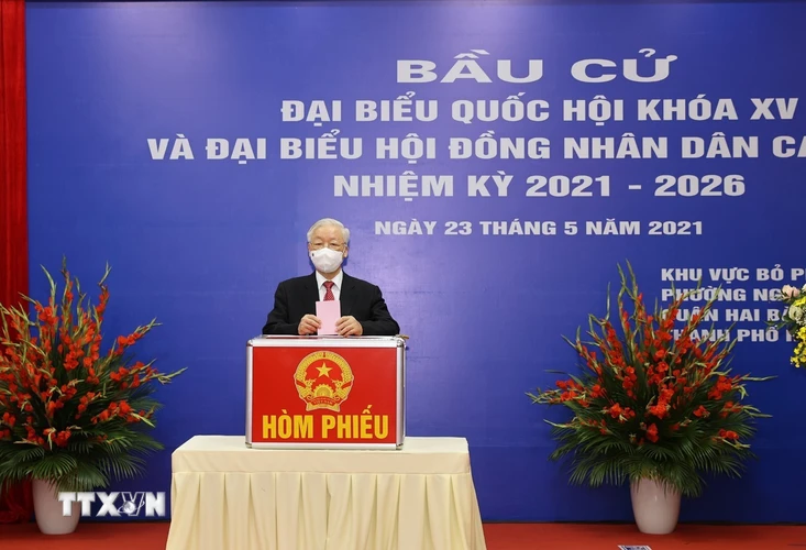 Tổng Bí thư Nguyễn Phú Trọng bỏ phiếu bầu đại biểu Quốc hội khóa XV và đại biểu Hội đồng nhân dân các cấp nhiệm kỳ 2021-2026. (Ảnh: Trí Dũng/TTXVN)