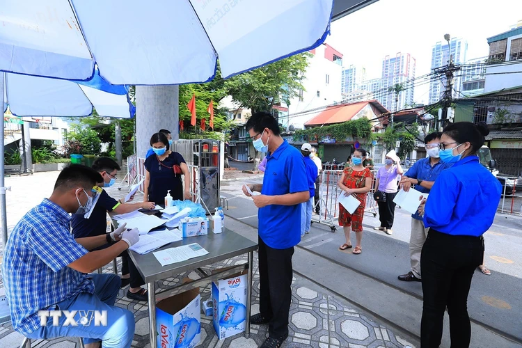 Người dân đến đăng ký tiêm tại phường Kim Giang. (Ảnh: Phan Tuấn Anh/TTXVN)