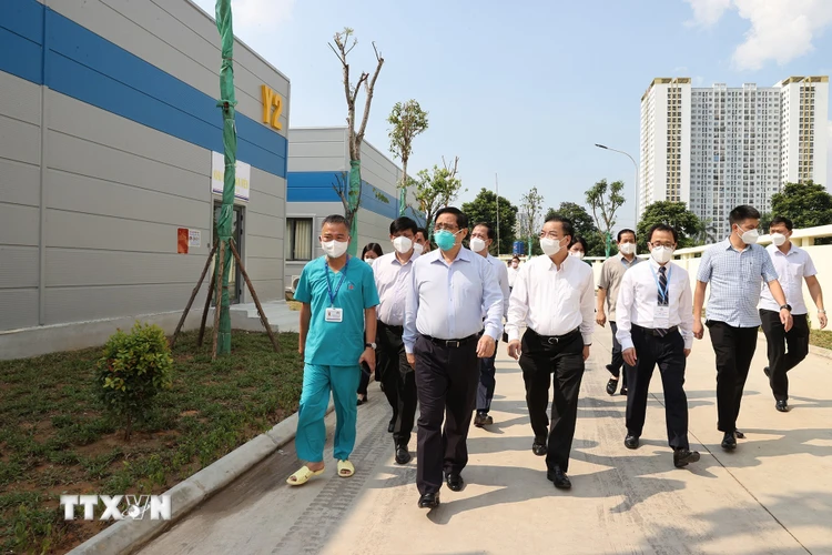 Thủ tướng Phạm Minh Chính và đoàn công tác đến kiểm tra Bệnh viện điều trị người bệnh COVID-19 quy mô 500 giường tại quận Hoàng Mai (Hà Nội). (Ảnh: Dương Giang/TTXVN)