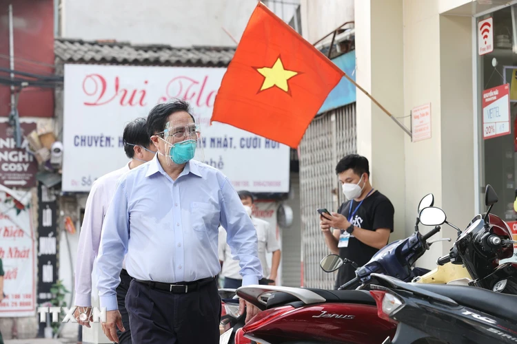 Thủ tướng Phạm Minh Chính thị sát điểm nóng về dịch bệnh COVID-19 tại quận Thanh Xuân. (Ảnh: Dương Giang/TTXVN)
