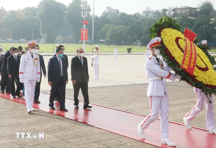 Các lãnh đạo, nguyên lãnh đạo Đảng và Nhà nước vào Lăng viếng Chủ tịch Hồ Chí Minh. (Ảnh: Lâm Khánh/TTXVN)