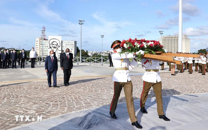 Chủ tịch nước Nguyễn Xuân Phúc đặt vòng hoa tại Tượng đài Anh hùng dân tộc Jose Marti. (Ảnh: Thống Nhất/TTXVN)