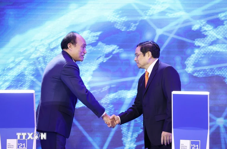 Thủ tướng Phạm Minh Chính và Tổng Thư ký Liên minh Viễn thông thế giới Zhao Houlin tại lễ khai mạc Triển lãm Thế giới số 2021. (Ảnh: Dương Giang/TTXVN)