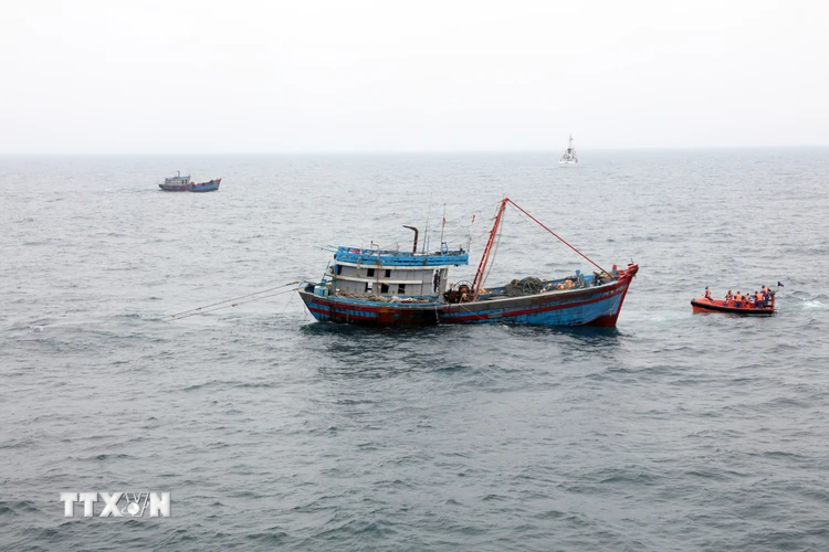 Lực lượng Cảnh sát biển kiểm tra tàu cá trong quá trình tuần tra liên hợp. (Ảnh: TTXVN phát)
