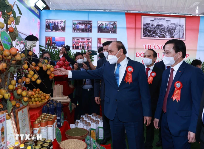 Chủ tịch nước Nguyễn Xuân Phúc và các đại biểu tham quan Triển lãm thành tựu kinh tế-xã hội tỉnh Lạng Sơn năm 2021.(Ảnh: Thống Nhất/TTXVN)
