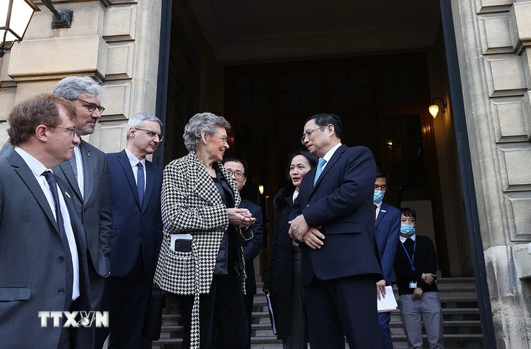 Sáng 5/11 (theo giờ địa phương), nhân chuyến thăm chính thức Cộng hòa Pháp, Thủ tướng Phạm Minh Chính đến thăm, làm việc tại Viện Pasteur Paris. (Ảnh: Dương Giang/TTXVN) 