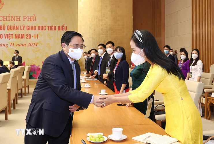 Thủ tướng Phạm Minh Chính gặp mặt đại diện nhà giáo, cán bộ quản lý giáo dục tiêu biểu. (Ảnh: Dương Giang/TTXVN)