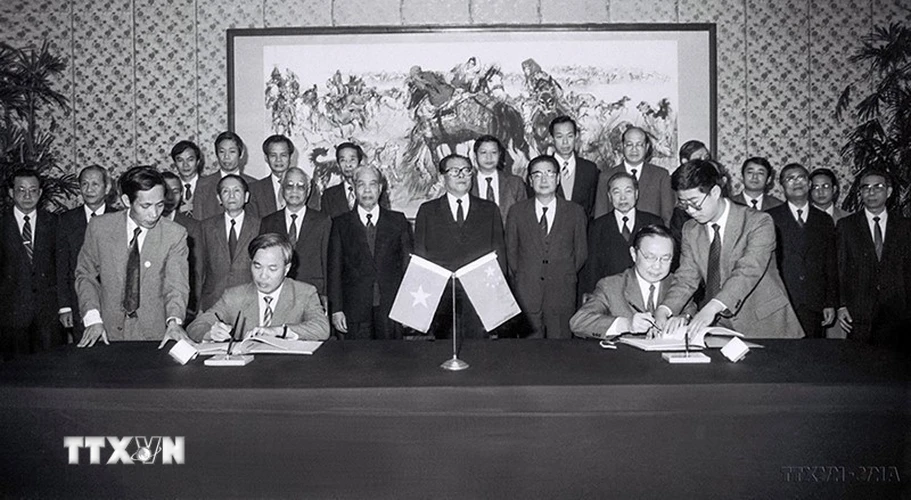 Lễ ký Hiệp định Việt Nam-Trung Quốc trong chuyến thăm Trung Quốc của Tổng Bí thư Đỗ Mười và Chủ tịch Hội đồng Bộ trưởng Võ Văn Kiệt từ ngày 5-10/11/1991, dấu mốc của việc chính thức bình thường hóa quan hệ giữa hai nước. (Ảnh: TTXVN)