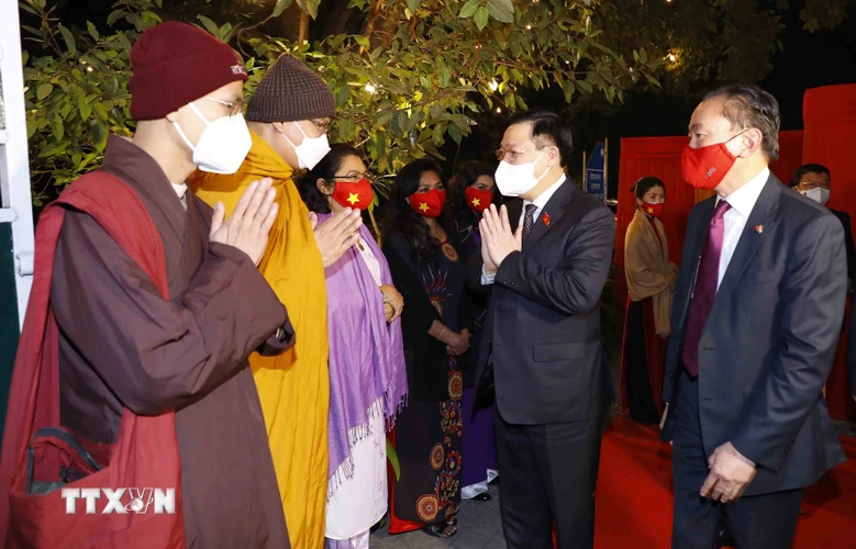 Chủ tịch Quốc hội Vương Đình Huệ gặp gỡ cán bộ, nhân viên Đại sứ quán Việt Nam tại Ấn Độ. (Ảnh: Doãn Tấn/TTXVN)