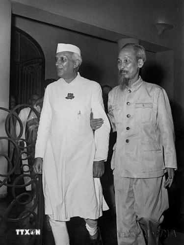 Chủ tịch Hồ Chí Minh tiếp thân mật Thủ tướng Ấn Độ Jawaharlal Nehru thăm hữu nghị Việt Nam (17/10/1954). (Ảnh: TTXVN)