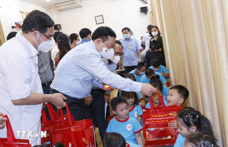 Chủ tịch Quốc hội Vương Đình Huệ tặng quà Tết cho trẻ khuyết tật tại trung tâm. (Ảnh: Doãn Tấn/TTXVN)