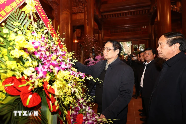 Thủ tướng Phạm Minh Chính dâng hương tưởng niệm Chủ tịch Hồ Chí Minh tại Khu Di tích Kim Liên. (Ảnh: Dương Giang/TTXVN)
