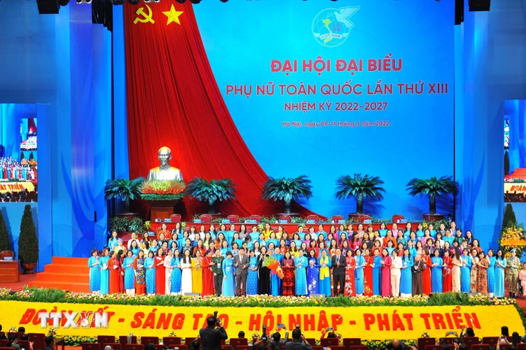 Ban Chấp hành Trung ương Hội Liên hiệp Phụ nữ Việt Nam khóa XIII ra mắt Đại hội. (Ảnh: Minh Đức/TTXVN)