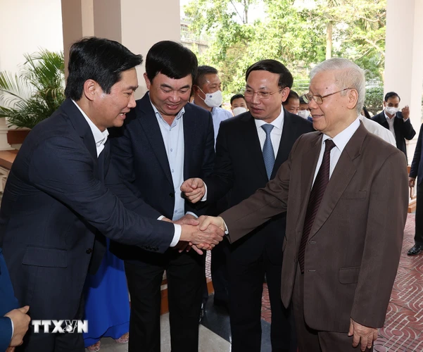 Tổng Bí thư Nguyễn Phú Trọng với lãnh đạo chủ chốt tỉnh Quảng Ninh. (Ảnh: Trí Dũng/TTXVN)
