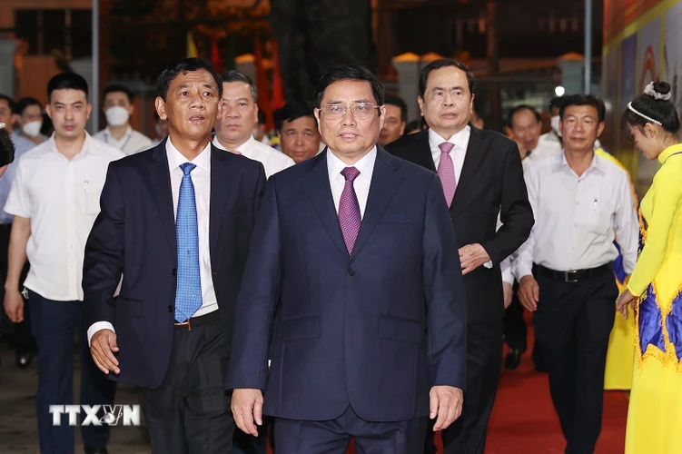 Thủ tướng Phạm Minh Chính và các đại biểu đến dự Lễ kỷ niệm 30 năm tái lập tỉnh Sóc Trăng. (Ảnh: Dương Giang/TTXVN)