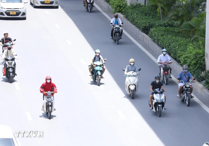 Để tránh nóng, rất nhiều xe máy chuyển hẳn sang đi làn ôtô trên phố Nguyễn Trãi. (Ảnh: Hoàng Hiếu/TTXVN)