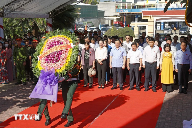 Chủ tịch Quốc hội Vương Đình Huệ dâng hương, dâng hoa tại Nghĩa trang Liệt sỹ thành phố Quảng Ngãi. (Ảnh: Doãn Tấn/TTXVN)