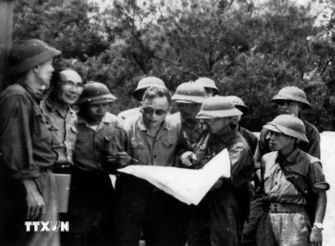 Đồng chí Võ Chí Công (thứ 2, từ trái sang) và Đại tướng Chu Huy Mân (đeo kính, thứ 4 từ trái sang-nguyên Tư lệnh Quân giải phóng Quân khu 5 trong kháng chiến chống Mỹ) trong chiến dịch giải phóng thành phố Đà Nẵng (3/1975). (Ảnh: TTXVN)
