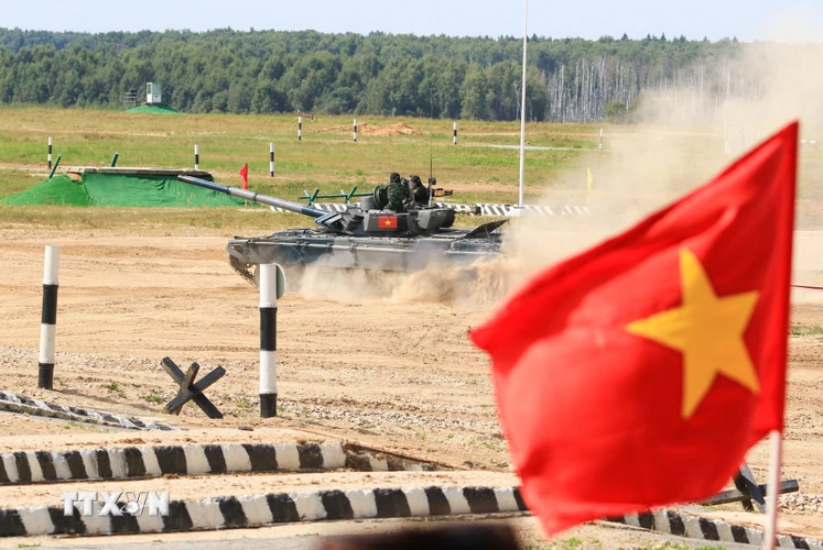 Kíp xe tăng số 1 xuất kích trong trận ra quân thi đấu tại Army Games 2022. (Ảnh: Trần Văn Hiếu/TTXVN)