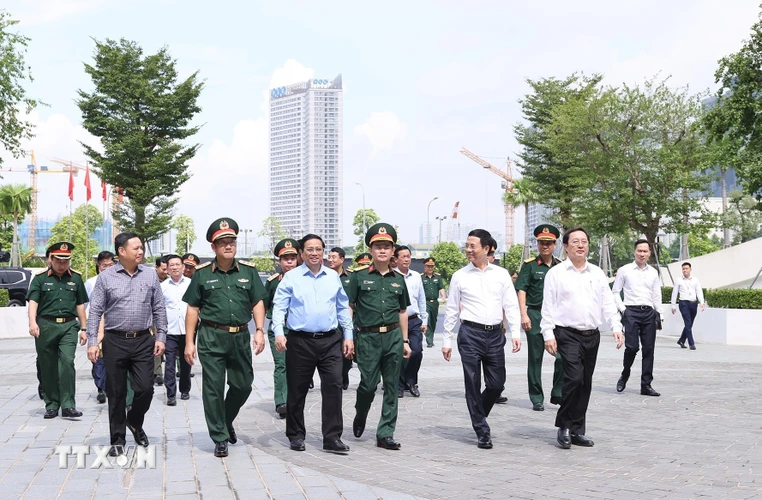 Thủ tướng Phạm Minh Chính đến thăm và làm việc với Tập đoàn Công nghiệp-Viễn thông Quân đội - Viettel. (Ảnh: Dương Giang/TTXVN)