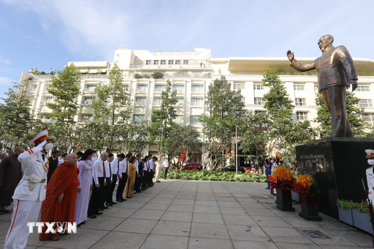 Đoàn đại biểu Thành phố Hồ Chí Minh dành phút mặc niệm tưởng nhớ Chủ tịch Hồ Chí Minh tại Công viên Tượng đài Chủ tịch Hồ Chí Minh. (Ảnh: Thanh Vũ/TTXVN)
