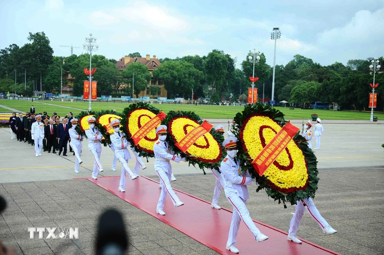 Vòng hoa của Đoàn mang dòng chữ 'Đời đời nhớ ơn Chủ tịch Hồ Chí Minh vĩ đại.' (Ảnh: Minh Đức/TTXVN)
