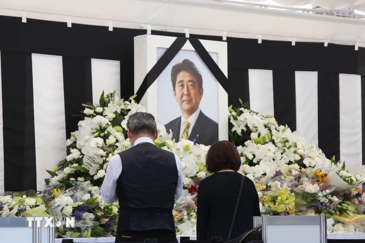 Sáng 27/9, đông đảo người dân Nhật Bản đã tới đặt hoa viếng cố Thủ tướng Shinzo Abe ở 2 hương án mà Chính phủ Nhật Bản đã bố trí tại công viên Kudanzaka, bên ngoài Võ Đạo quán Nhật Bản - nơi sẽ diễn ra lễ quốc tang.(Ảnh: Đào Thanh Tùng/TTXVN)