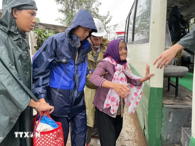 Người dân xã Tam Thanh, thành phố Tam Kỳ, tỉnh Quảng Nam sơ tán tới nơi an toàn. (Ảnh: Trần Tĩnh/TTXVN)