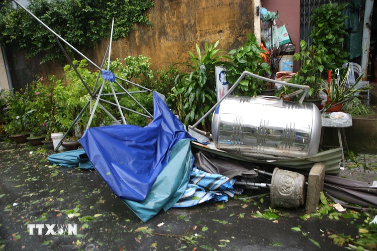Thùng nước của nhà dân bị bão hất văng ra đường ở quận Thành Khê, Đà Nẵng. (Ảnh Trần Lê Lâm/TTXVN)
