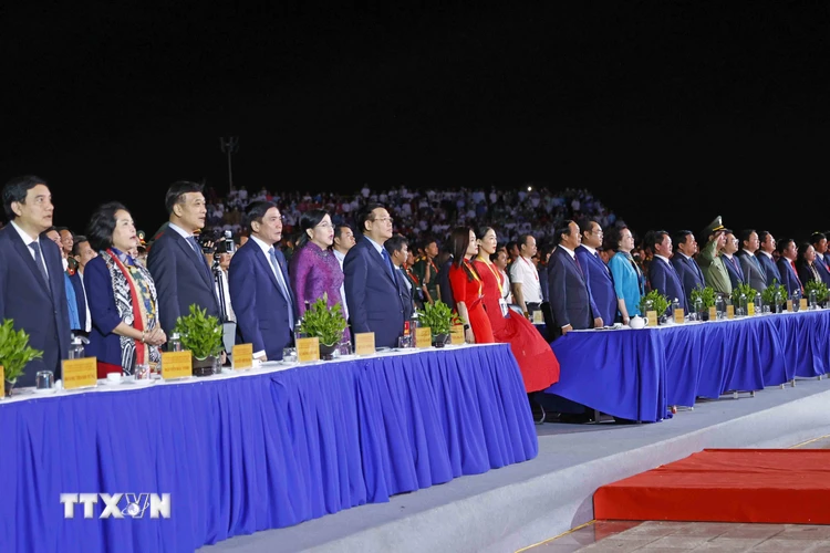 Chủ tịch Quốc hội Vương Đình Huệ và đại biểu thực hiện nghi thức chào cờ. (Ảnh: Doãn Tấn/TTXVN)
