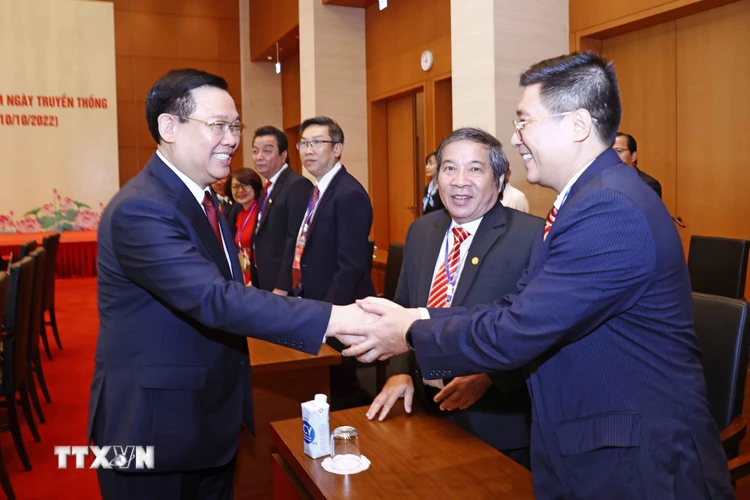  Chủ tịch Quốc hội Vương Đình Huệ với đại biểu. (Ảnh: Doãn Tấn/TTXVN)