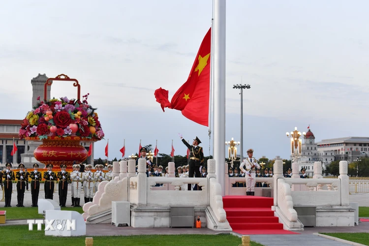 Lễ thượng cờ tại Quảng trường Thiên An Môn ở thủ đô Bắc Kinh, nơi diễn ra Đại hội Đại biểu toàn quốc lần thứ XX Đảng Cộng sản Trung Quốc ngày 16/10/2022. (Ảnh: THX/TTXVN)