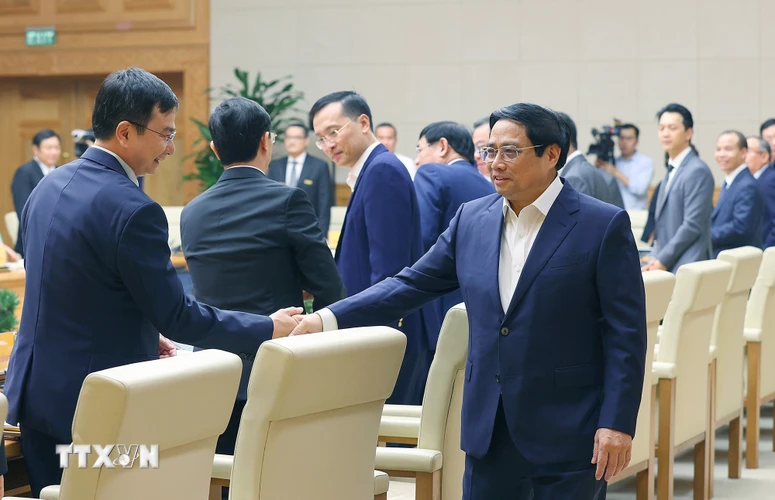 Thủ tướng Phạm Minh Chính với lãnh đạo các ngân hàng thương mại. (Ảnh: Dương Giang/TTXVN)
