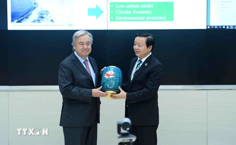 Bộ trưởng Bộ Tài nguyên và Môi trường Trần Hồng Hà trao tặng quà cho Tổng Thư ký Liên hợp quốc António Guterres. (Ảnh: Minh Đức/TTXVN)