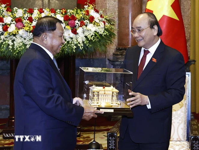 Chủ tịch nước Nguyễn Xuân Phúc tặng quà lưu niệm cho Chủ tịch Thượng viện Campuchia Samdech Say Chhum. (Ảnh: Thống Nhất/TTXVN)