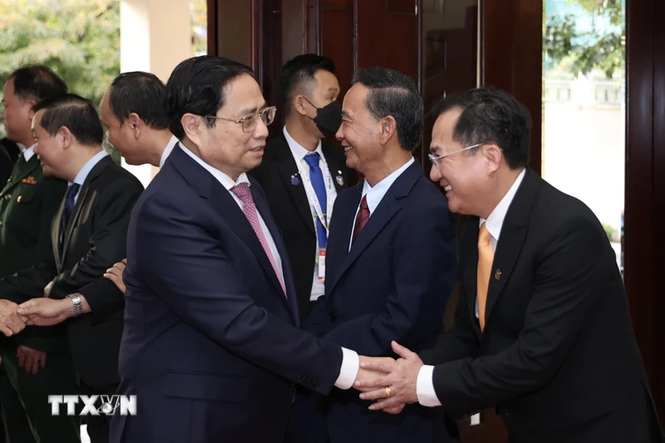 Thủ tướng Phạm Minh Chính thăm cán bộ, nhân viên Đại sứ quán Việt Nam tại Campuchia. (Ảnh: Dương Giang/TTXVN)