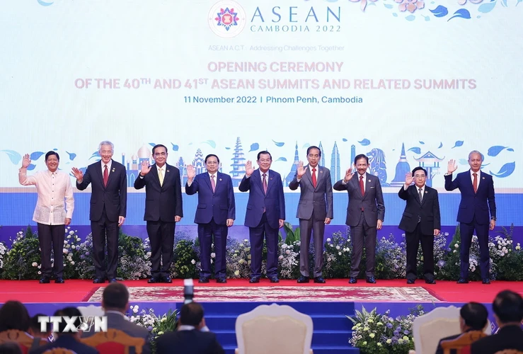 Thủ tướng Phạm Minh Chính và trưởng đoàn các nước ASEAN chụp ảnh chung tại Lễ khai mạc. (Ảnh: Dương Giang/TTXVN)