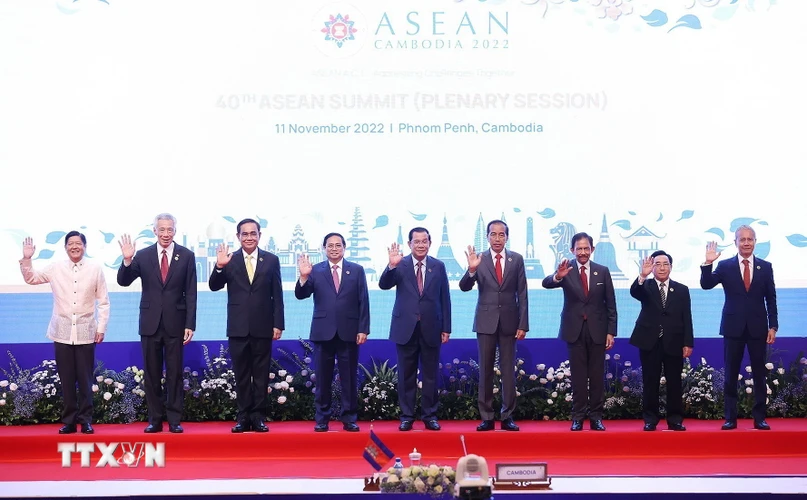 Thủ tướng Phạm Minh Chính và trưởng đoàn các nước ASEAN chụp ảnh chung tại Phiên toàn thể. (Ảnh: Dương Giang/TTXVN)