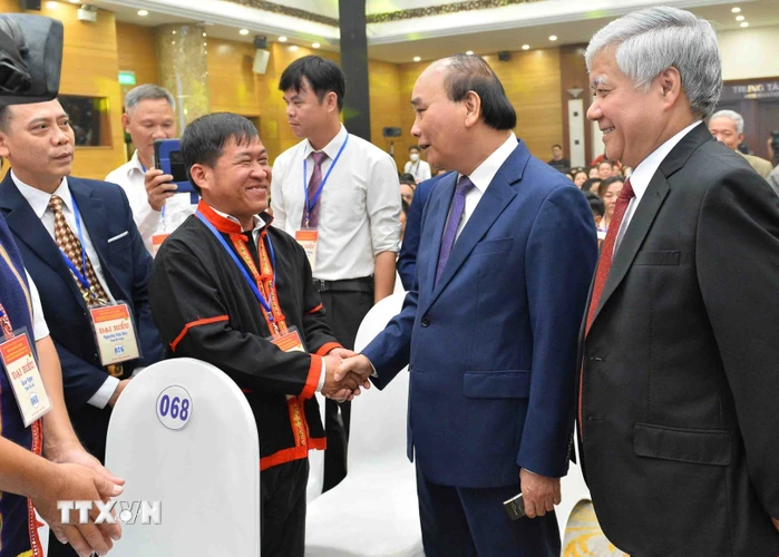 Chủ tịch nước Nguyễn Xuân Phúc gặp gỡ các đại biểu tại hội nghị. (Ảnh: Minh Đức/TTXVN)