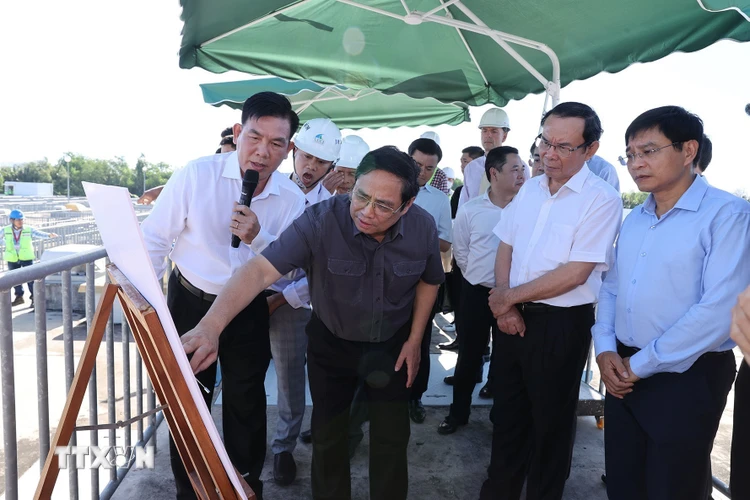 Thủ tướng Phạm Minh Chính kiểm tra Nhà máy xử lý nước thải Bình Hưng. (Ảnh: Dương Giang/TTXVN)