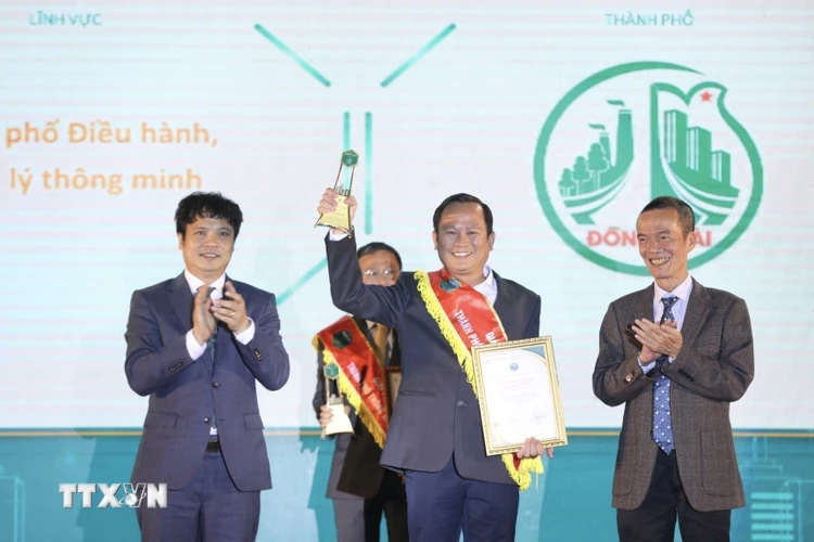 Hiệp hội Phần mềm và Dịch vụ công nghệ thông tin Việt Nam (VINASA) tổ chức Lễ vinh danh và trao 43 giải thưởng thành phố thông minh Việt Nam 2022. (Ảnh: Minh Quyết/TTXVN)