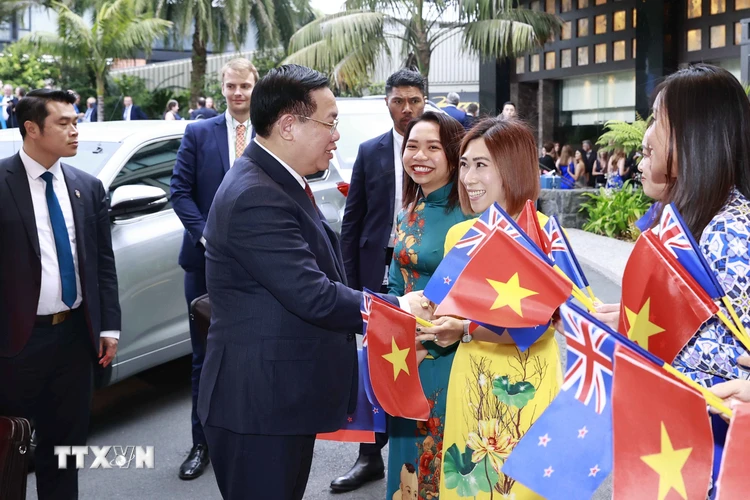 Chủ tịch Quốc hội Vương Đình Huệ cùng đoàn đại biểu cấp cao Quốc hội Việt Nam đến thành phố Auckland, bắt đầu thăm chính thức New Zealand từ ngày 3-7/12. (Ảnh: Doãn Tấn/TTXVN)