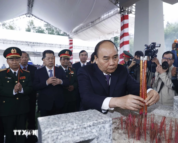 Chủ tịch nước Nguyễn Xuân Phúc và các đại biểu dâng hương tại Khu tưởng niệm Hòn Tàu-Đèo Le. (Ảnh: Thống Nhất/TTXVN)