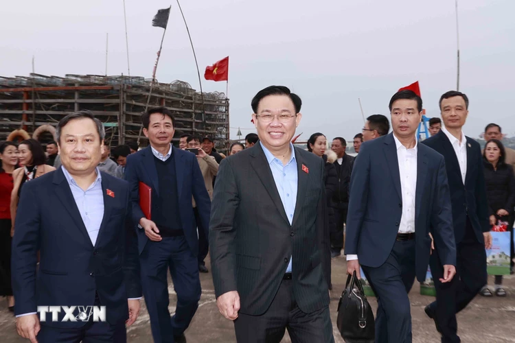Chủ tịch Quốc hội Vương Đình Huệ đến thăm, chúc Tết ngư dân tại Khu neo đậu tàu thuyền Cửa Phú, Quảng Bình. (Ảnh: Doãn Tấn/TTXVN)
