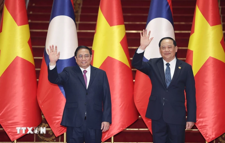Thủ tướng Phạm Minh Chính và Thủ tướng Lào Sonexay Siphandone chụp ảnh lưu niệm trước khi hội đàm. (Ảnh: Dương Giang/TTXVN)
