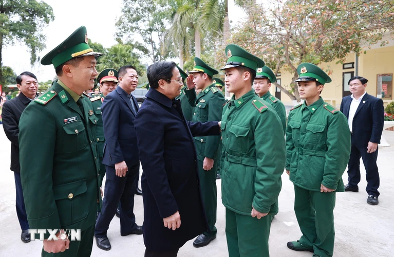 Thủ tướng Phạm Minh Chính thăm cán bộ, chiến sỹ Đồn Biên phòng Tà Lùng. (Ảnh: Dương Giang/TTXVN)