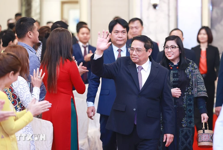 Thủ tướng Phạm Minh Chính và Phu nhân đến buổi gặp gỡ cán bộ, nhân viên các cơ quan đại diện và cộng đồng người Việt tại Singapore. (Ảnh: Dương Giang/TTXVN)